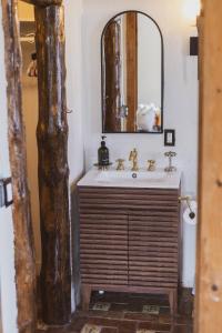 un baño con lavabo y espejo en Casita Mistica A Southwest Adobe Field Home, en Nogal 39 fotos más
