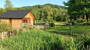 下乌斯奇基Dolina Rosy的田野上的小房子,有栅栏