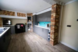 Η κουζίνα ή μικρή κουζίνα στο Hullidays 4 bed Hessle House