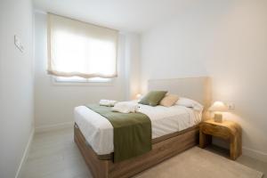 ein Schlafzimmer mit einem großen Bett mit Fenster in der Unterkunft Calma & Beach Estepona Retreat in Estepona + 40 Fotos