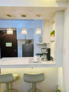 Köök või kööginurk majutusasutuses Hale Aloha Condo Atria