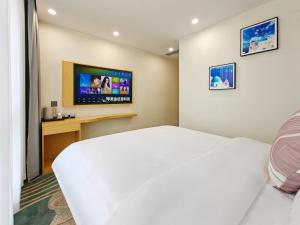 TV a/nebo společenská místnost v ubytování YESTE HOTEL