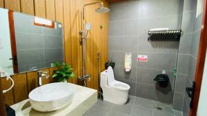 a bathroom with a toilet and a sink and a shower at Hai Phat Hotel in Tam Tài