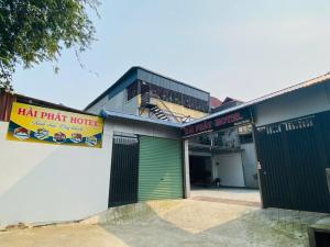 a building with a green garage door and a sign at Hai Phat Hotel in Tam Tài +2 photos