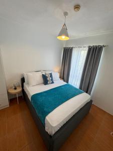 Un dormitorio con una cama grande con ventana. en Modern Oasis: Pool + Netflix, en Manila 11 fotos más
