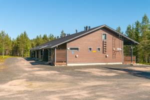 ルカにあるKotokuusi 2 - Monipuoliset ulkoilumahdollisuudet, sisältää siivouksenの道路の真ん中にある大きな木造の建物
