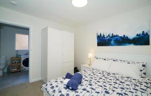 a bedroom with a bed and a painting on the wall at Rivervale Cosy Stunner Sleeps 2 in Perth