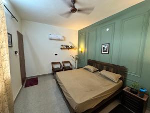 a bedroom with a bed and a ceiling fan at Comfort stay in Beās