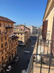 罗马TERMINI ROMA CENTRo的从阳台上欣赏城市街道的景色
