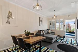 un salon avec une table et un canapé dans l'établissement Mountain Escape in Katoomba, à Katoomba