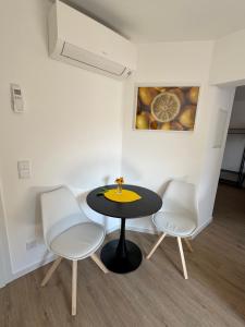 two white chairs and a table in a room at Ferienwohnung Lemon - Suite in Momlingen