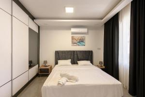 Postel nebo postele na pokoji v ubytování One-Bedroom Apartment and Luxury Penthouse in Courtyard Long Beach Complex