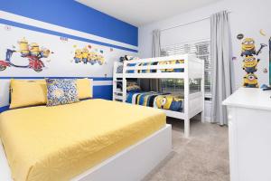 Un dormitorio infantil con una cama amarilla y paredes azules. en Bright townhouse near Disney w pool & grill, en Kissimmee 36 fotos más
