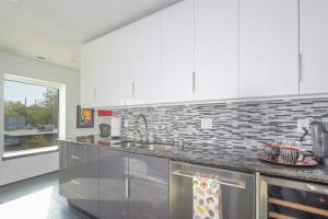 Fotografie z fotogalerie ubytování Large Eclectic 1 Br Above Restaurant 15min To Pdx v destinaci Camas