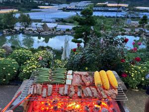 a grill with meat and other food on it at Đà Lạt Thiên Vương Homestay in Lạc Dương