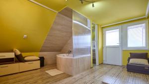 un baño con ducha y bañera en Tarsoly kertes nyaraló, en Hajdúszoboszló 16 fotos más