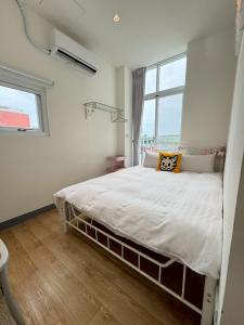 Postel nebo postele na pokoji v ubytování 椰風谷電梯民宿 中西區住宿 鄰近台南大學