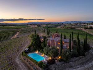 vista aerea di una casa in un vigneto con piscina di CASALE DEI 12, Emma Villas a Montepulciano
