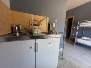 eine Küche mit Spüle und Arbeitsplatte in der Unterkunft Ktima Holoway Apartments in Therma