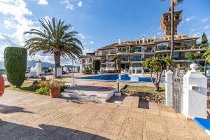 Bazén v ubytování Golf Course View Apartment nebo v jeho okolí