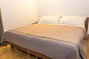 a large bed in a room with at Casa Vacanza Cry in Adro
