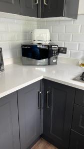 a kitchen with a counter top with a toaster oven at Room at Wallington Green for professionals, free parking, near station, 30 min to London Bridge, 27 min to LDN Victoria in Wallington +10 photos