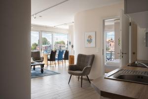 Posezení v ubytování Panorama Suite- Apartment in der Hafenresidenz mit Panoramablick