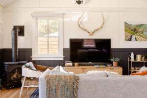 TV/trung tâm giải trí tại Wild Hair Studio-stylish Farm Stay W Ev Charger