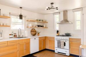 Nhà bếp/bếp nhỏ tại Wild Hair Studio-stylish Farm Stay W Ev Charger