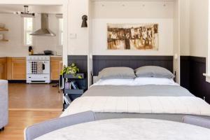 Giường trong phòng chung tại Wild Hair Studio-stylish Farm Stay W Ev Charger