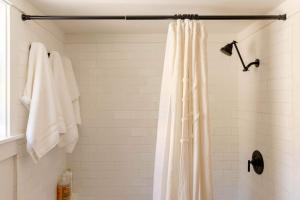 Phòng tắm tại Wild Hair Studio-stylish Farm Stay W Ev Charger +13 ảnh