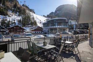 a table and chairs on a balcony with a building at Hotel Garni Monte Bianco in Ischgl