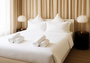 ein großes weißes Bett mit drei Kissen darauf in der Unterkunft Vizir Center Appart in Marrakesch + 23 Fotos