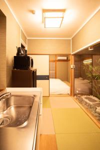 京都市にある清水竹禅庵のシンク付きのキッチンとベッドが備わった部屋