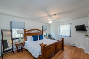 ReisterstownにあるClean & Spacious Modern Farmhouseの大きなベッドとテレビのある寝室