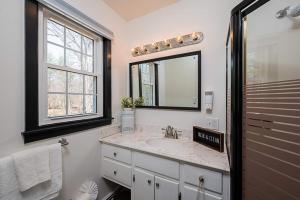 ReisterstownにあるClean & Spacious Modern Farmhouseの洗面台と鏡のあるバスルーム +25枚の写真