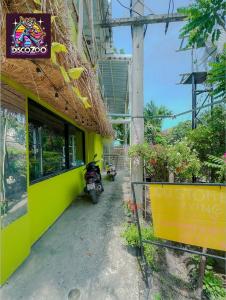 Κήπος έξω από το DISCO ZOO Bar & Hostel +28 φωτογραφίες