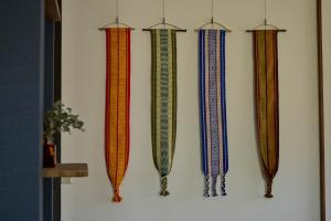 un gruppo di quattro cravatte appese a un muro di 島家 Shimaie a Ōta Altre 30 foto