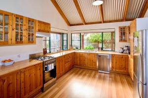 Η κουζίνα ή μικρή κουζίνα στο The Tree House Dunsborough