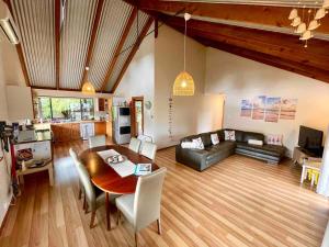 Χώρος καθιστικού στο The Tree House Dunsborough
