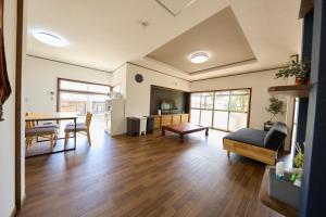 un soggiorno con un tavolo e una sala da pranzo di 島家 Shimaie a Ōta