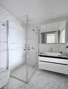 Un baño de Gorgeous Bright Studio w Parking PoolViews! #236 12 fotos más