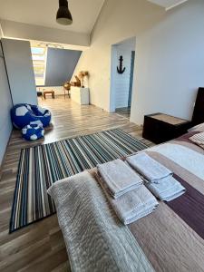 Ένα ή περισσότερα κρεβάτια σε δωμάτιο στο Apartament Zielona Przystań Wrocław