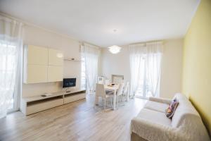 a living room with a couch and a table at Ampio appartamento in centro Pescaramare in Pescara