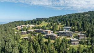 eine Luftansicht eines Resorts in den Bäumen in der Unterkunft V du bachat joubarbes C N 02 - 3P5 in Chamrousse