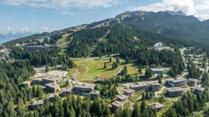 eine Luftaufnahme eines Resorts in den Bergen in der Unterkunft V du bachat joubarbes C N 02 - 3P5 in Chamrousse + 4 Fotos