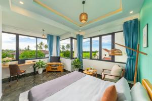 une chambre avec un grand lit blanc et des fenêtres dans l'établissement The Yen Villa Hoi An - Private Villa 7BR, à Thanh Ðông (1) 46 autres photos