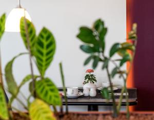 Příslušenství pro přípravu čaje a kávy v ubytování Median Hotel Garni
