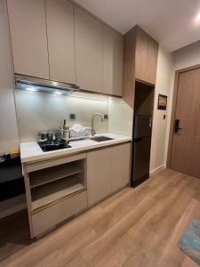 下龙湾Studio ICON40的带水槽和炉灶的厨房 更多7张照片