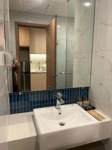 下龙湾Studio ICON40的拍着浴室水槽照片的人